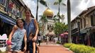 Alaitz y sus hijas ante la mezquita del Barrio Árabe de Singapur