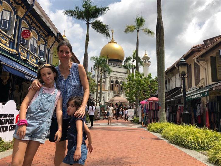 Alaitz y sus hijas ante la mezquita del Barrio Árabe de Singapur