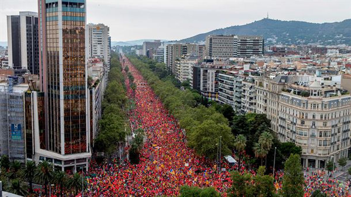 Una multitud llena la Diagonal de Barcelona. Foto: EFE
