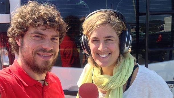 Jorge Ibánez, técnico de RE, y Laida Basurto en Oiz