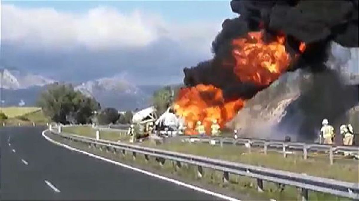 Incendio tras el choque de los dos camiones en Agurain (Álava). Foto: Bomberos de Álava