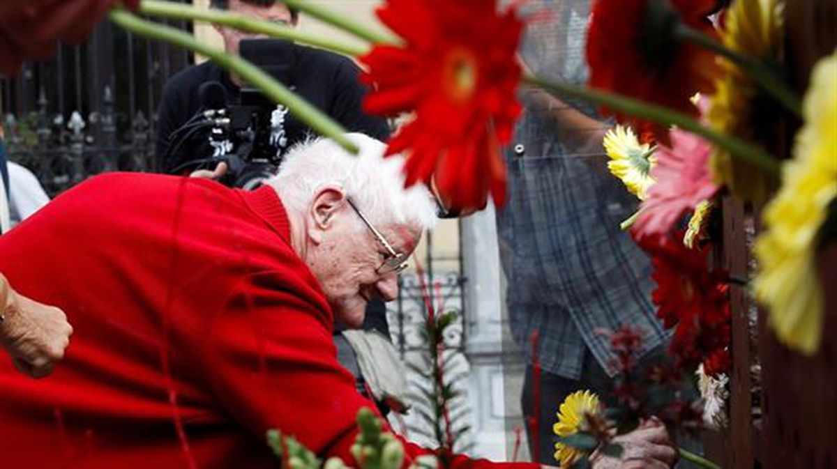 Una mujer participa en la ofrenda floral en recuerdo a las víctimas del franquismo. Foto: EFE