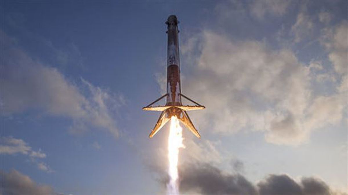 SpaceX konpainiaren kohete bat.