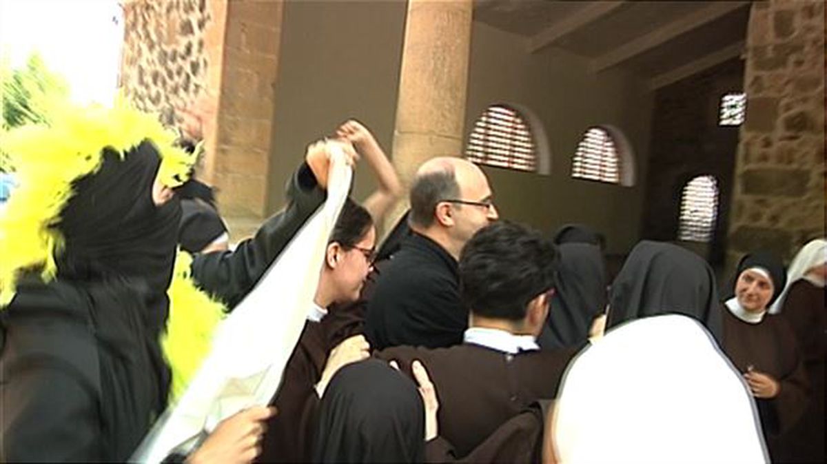 Protesta ante el obispo Munilla en Arrate. FOto: EiTB
