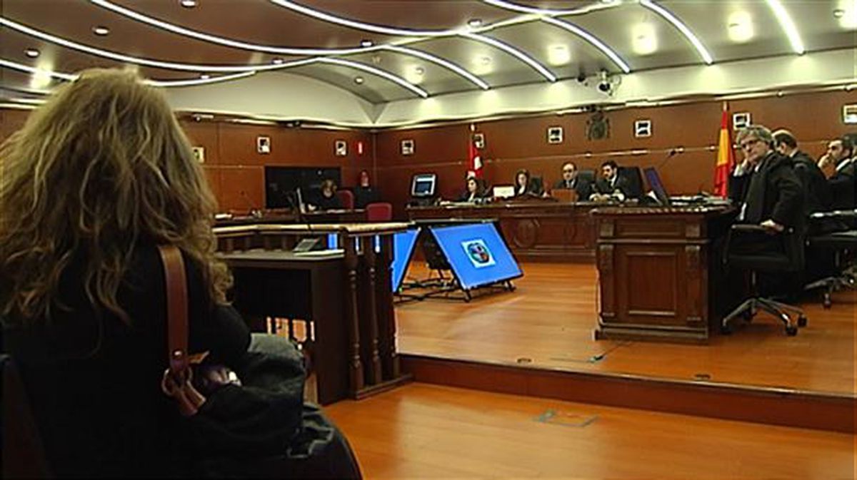 Los acusados del caso De Miguel, durante el juicio. Foto: EFE. 