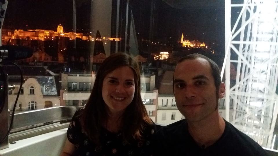 Ana, de Vitoria-Gasteiz, y su novio Kerman, de Bilbao, en la noria 