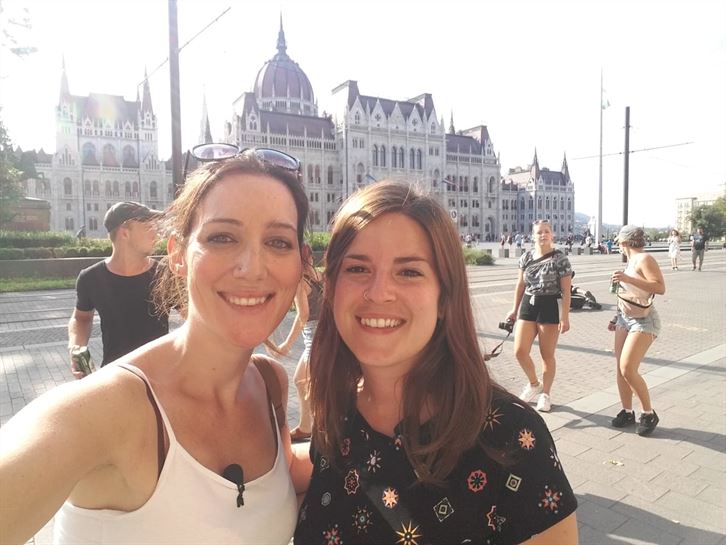 Frente al Parlamento, con Ana de Vitoria-Gasteiz