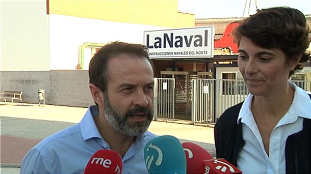 Los representantes de Podemos atienden a los medios tras la reunión. Foto tomada de un vídeo de ETB