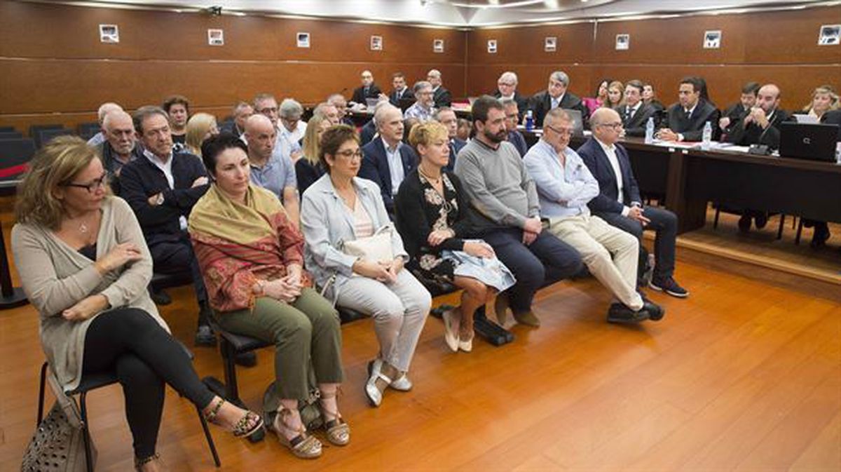 Los acusados del caso De Miguel, durante el juicio. Foto: EFE. 