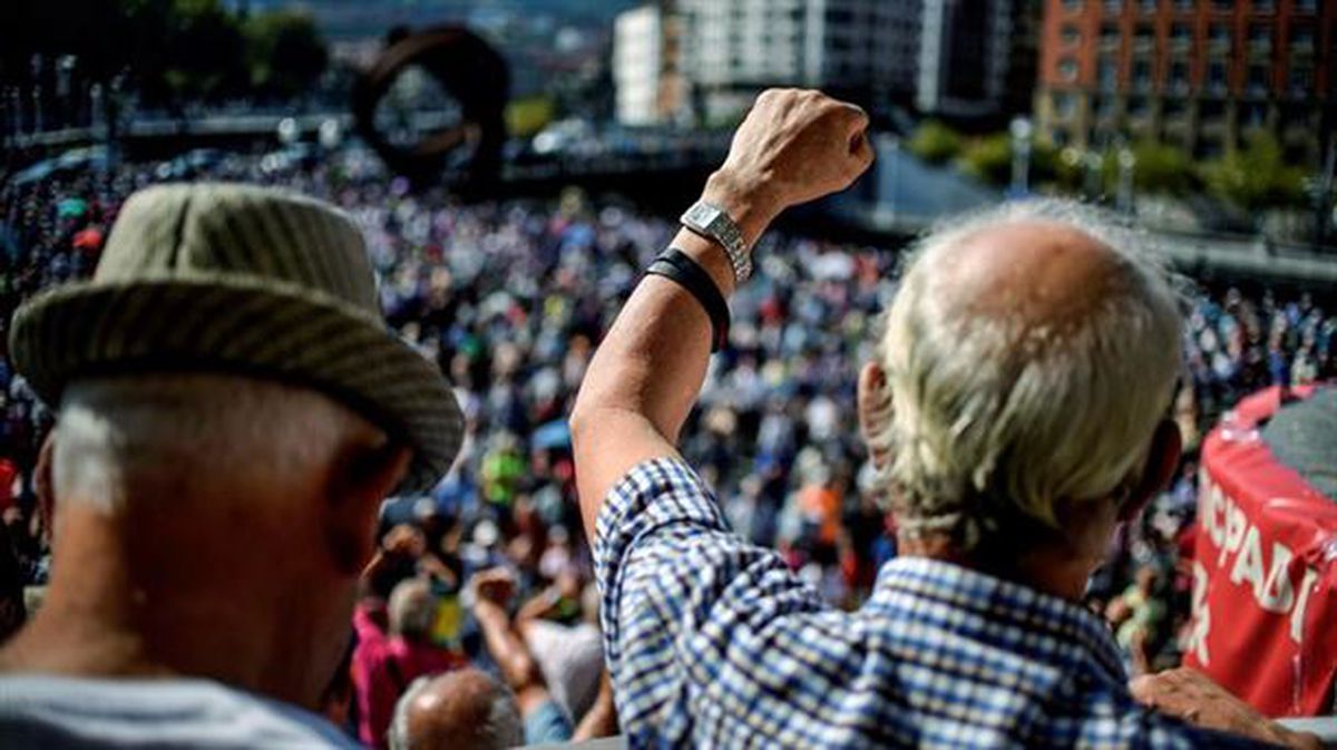 Cientos de pensionistas se han concentrado en Bilbao. Foto: EFE