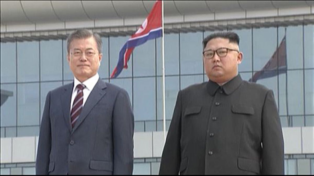 Moon Jae-in y Kim Jong-un. Foto: EFE