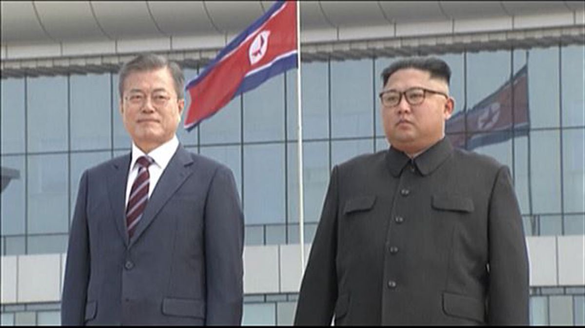 Moon Jae-in y Kim Jong-un. Foto: EFE