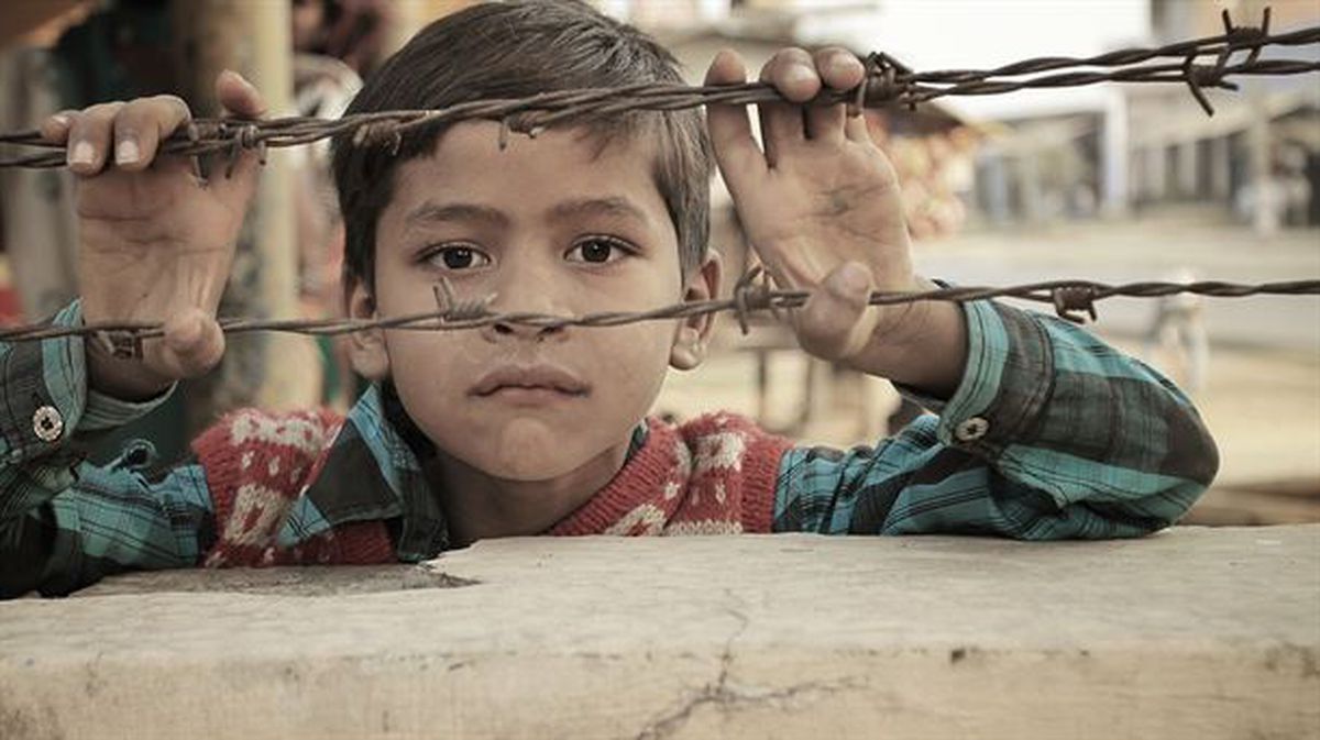 Un niño tras las concertinas. Foto: pixabay.com