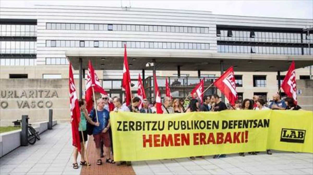 Una concentración del sindicato LAB ante la sede del Gobierno Vasco.