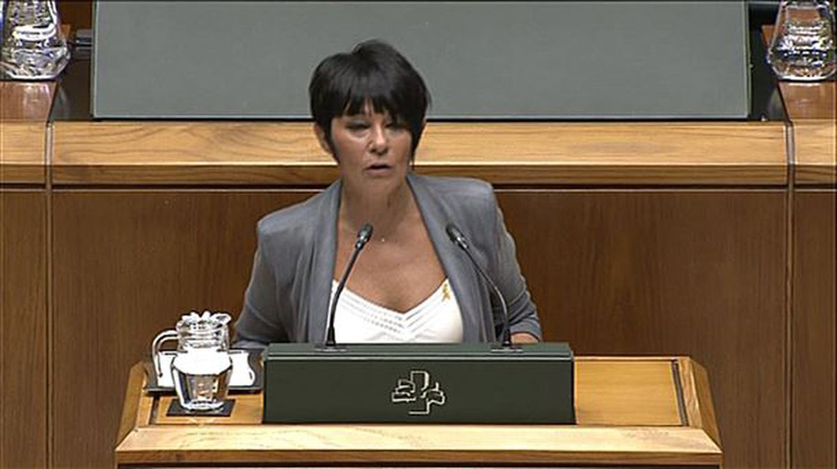 Maddalen Iriarte durante su intervención en el Parlamento Vasco. Foto: EiTB