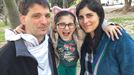 Aitor con su mujer Marina, argentina de ascendencia vasca que conoció en Lazkao, y su hija Maialen