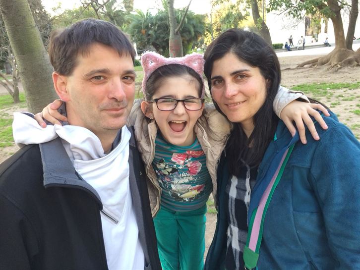 Aitor con su mujer Marina, argentina de ascendencia vasca que conoció en Lazkao, y su hija Maialen