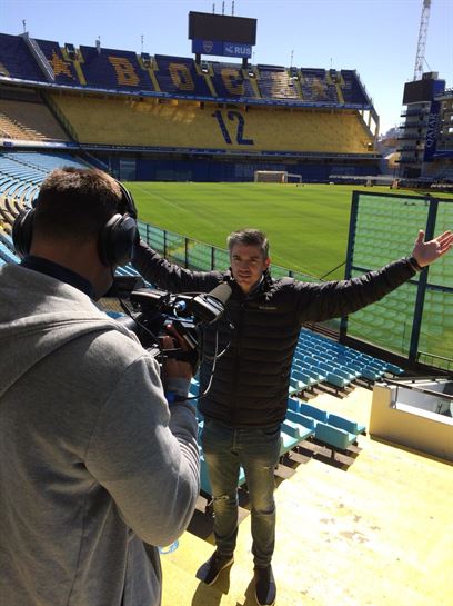 Chavi es de Bilbao y es representante de jugadores fútbol y lleva una marca de guantes