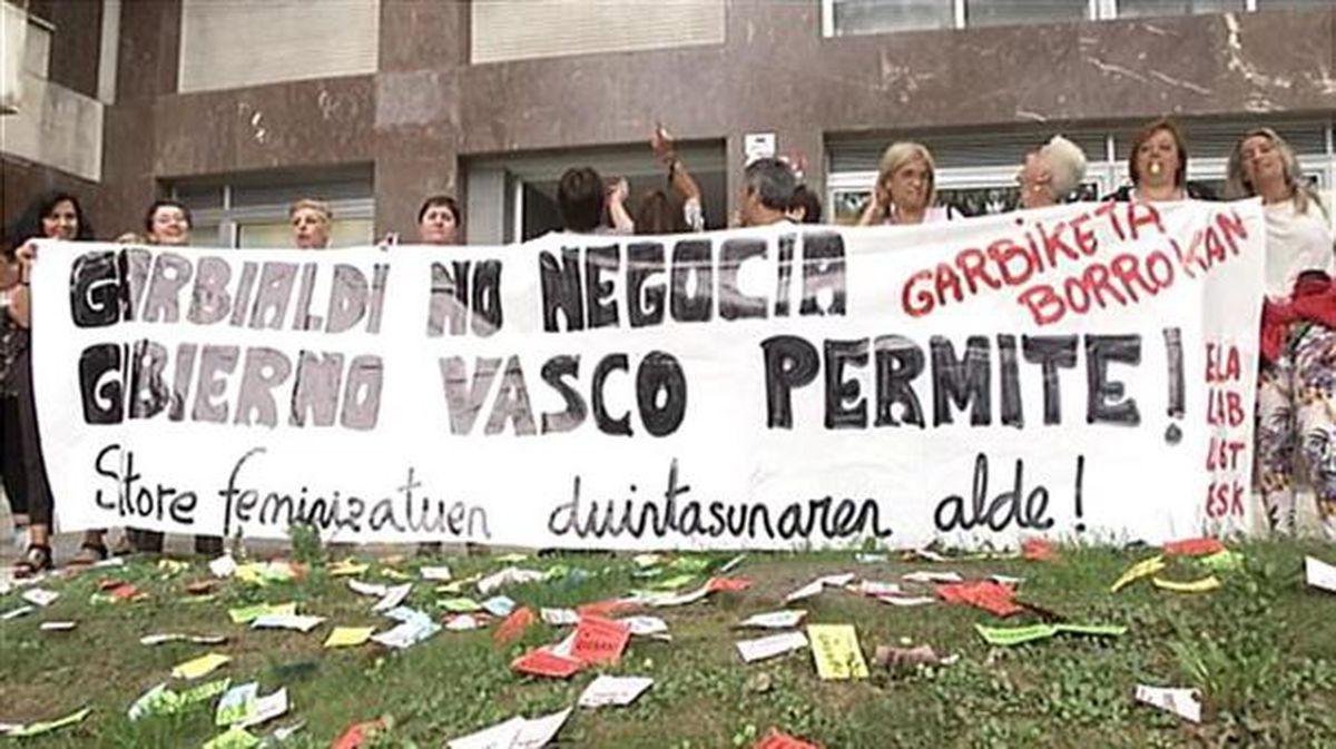 Protesta de las trabajadores de limpieza de comisarías y edificios judiciales en Gipuzkoa.