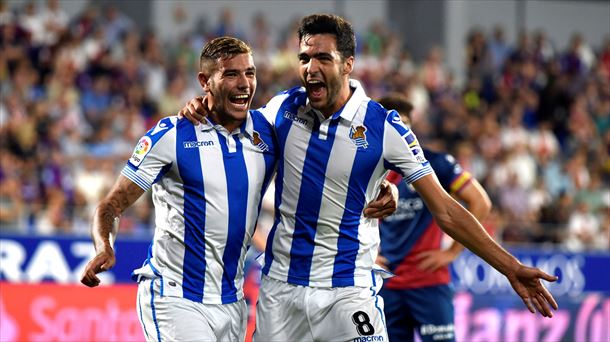 Mikel Merino, junto a Theo Hernández, celebrando el gol de la victoria. Foto: EFE