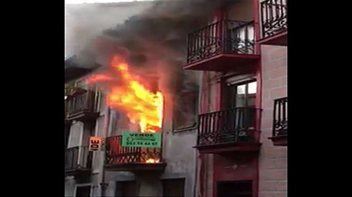 Arde una vivienda en el Casco Histórico de Elgoibar, sin provocar heridos