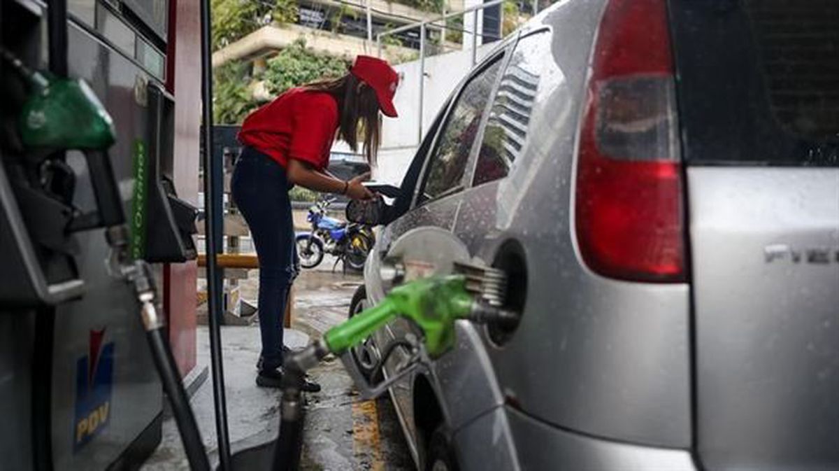 Nuevo sistema de pago en las gasolineras de Venezuela. Foto: EFE