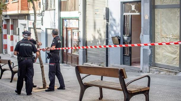 La Ertzaintza frente al edificio donde ha ocurrido el crimen. Foto: EFE