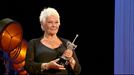 Así ha recogido Judi Dench su premio Donostia 