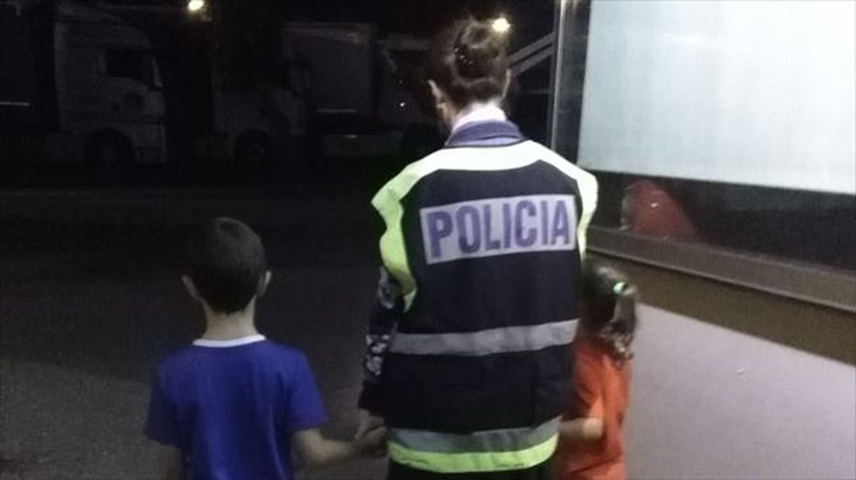 Los menores de 7 y 5 años junto a una agente. Foto: Policía Nacional. 