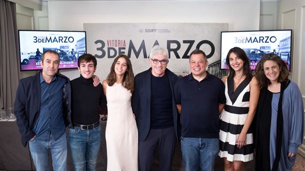 El productor de la película, Paco Ruiz, primero por la izquierda en la presentación de ETB.