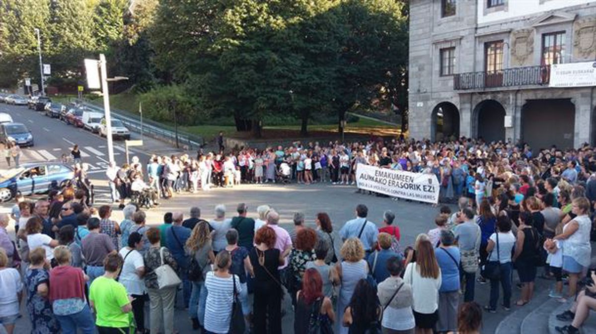 La concentración se ha realizado frente al Consistorio. Foto: Ayuntamiento de Andoain