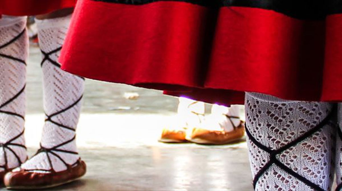 Unas dantzaris en una actuación. Foto: UPV/EHU