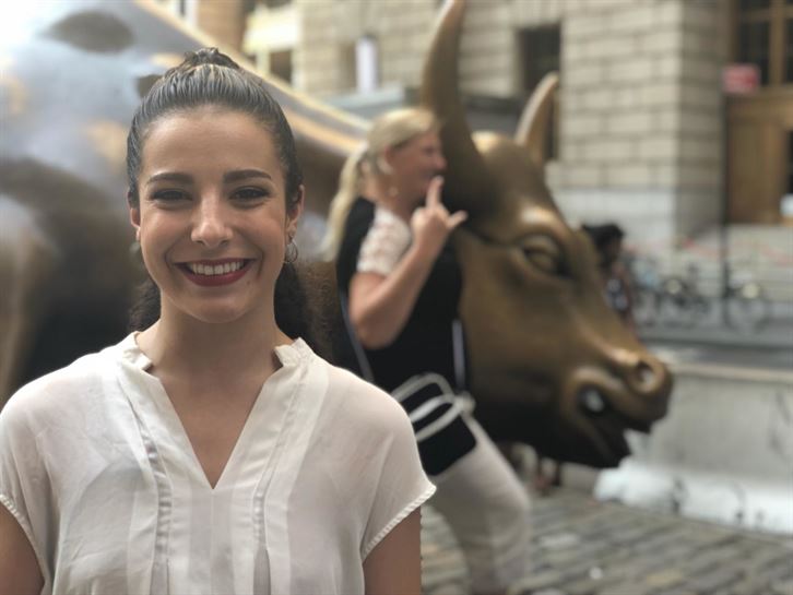 Marina frente al toro de Wall Street
