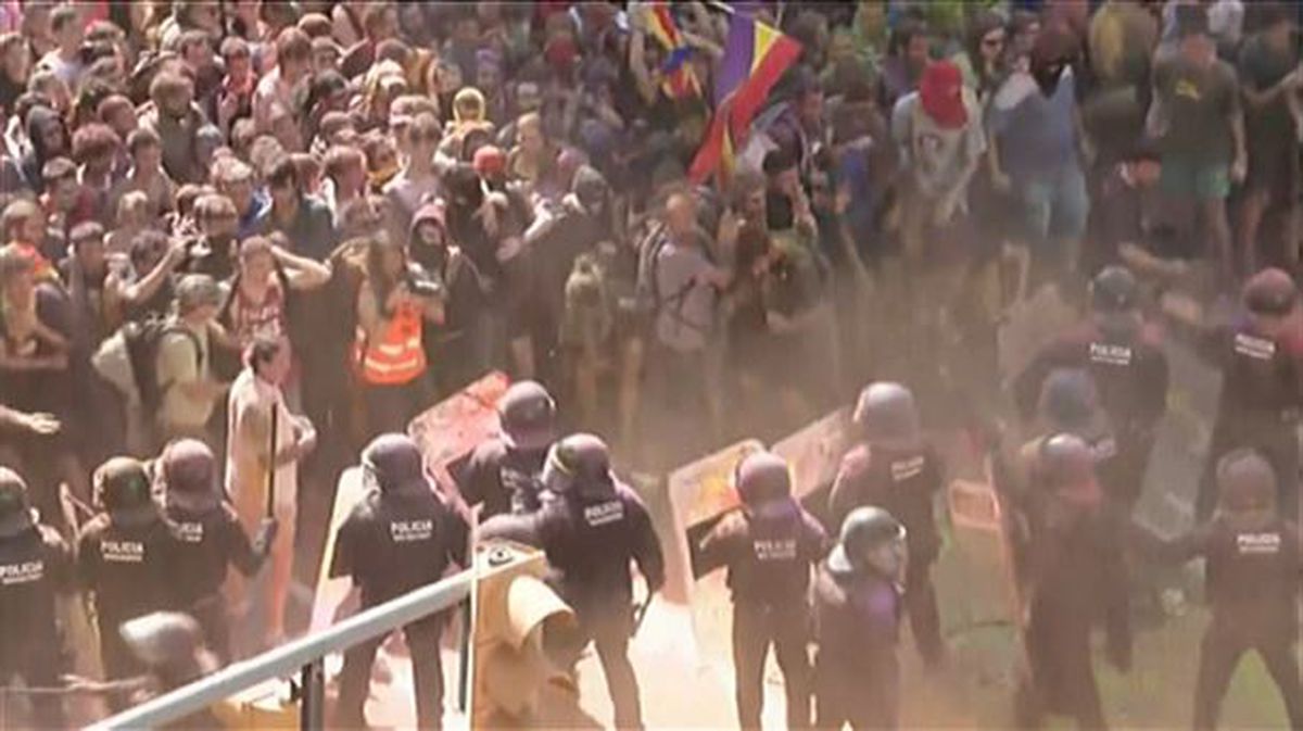 Cargas de los Mossos en la concentración independentista en Barcelona