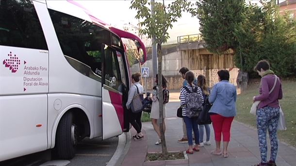 Viajeros en un autobús foral comarcal.