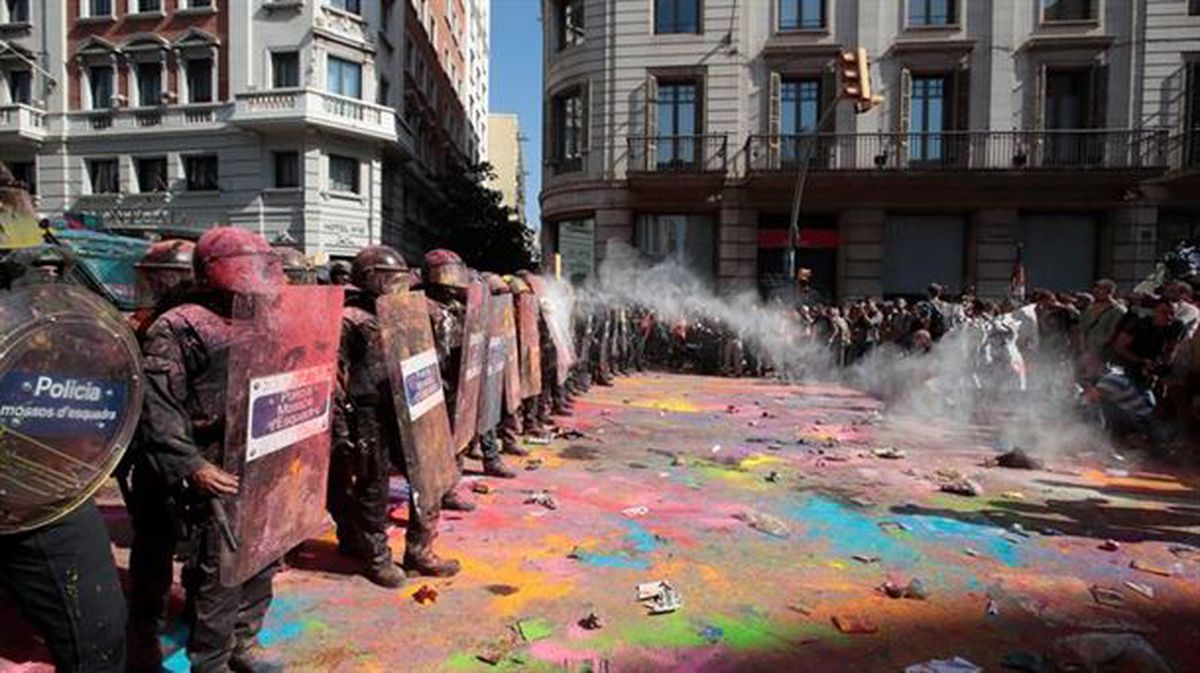 Pintura de colores contra los mossos en Barcelona. Foto: EFE