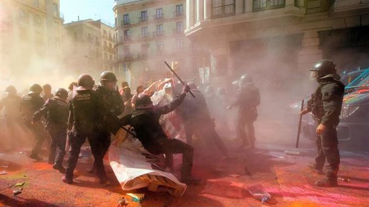 Cargas policiales contra manifestantes independentistas en Barcelona