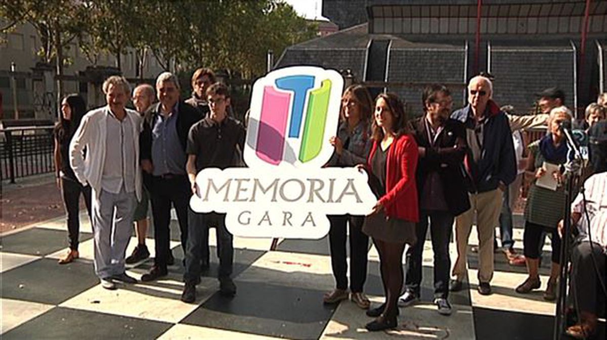 Representantes de la plataforma 'Memoria gara', en Vitoria. Foto: EiTB