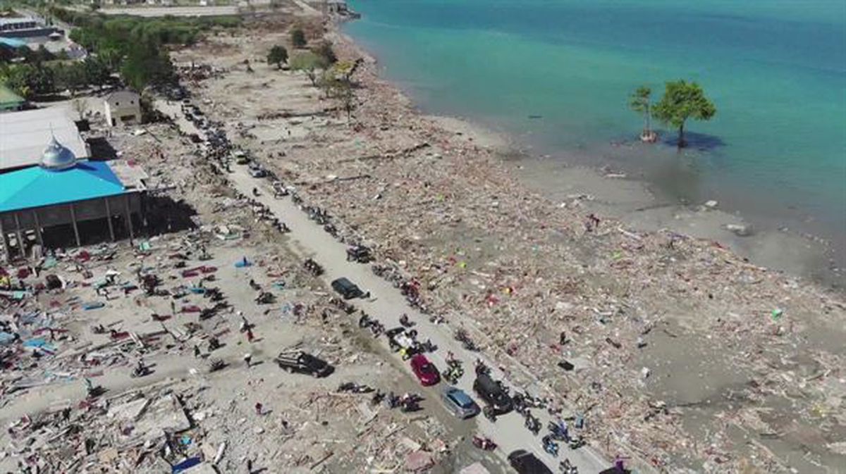 Aireko irudi ikusgarriak Indonesiako tsunamiaren ostean 
