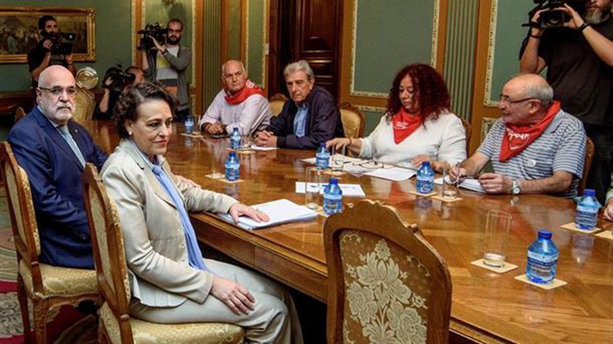 Magdalena Valerio (2i), se reúne con representantes de los pensionistas.