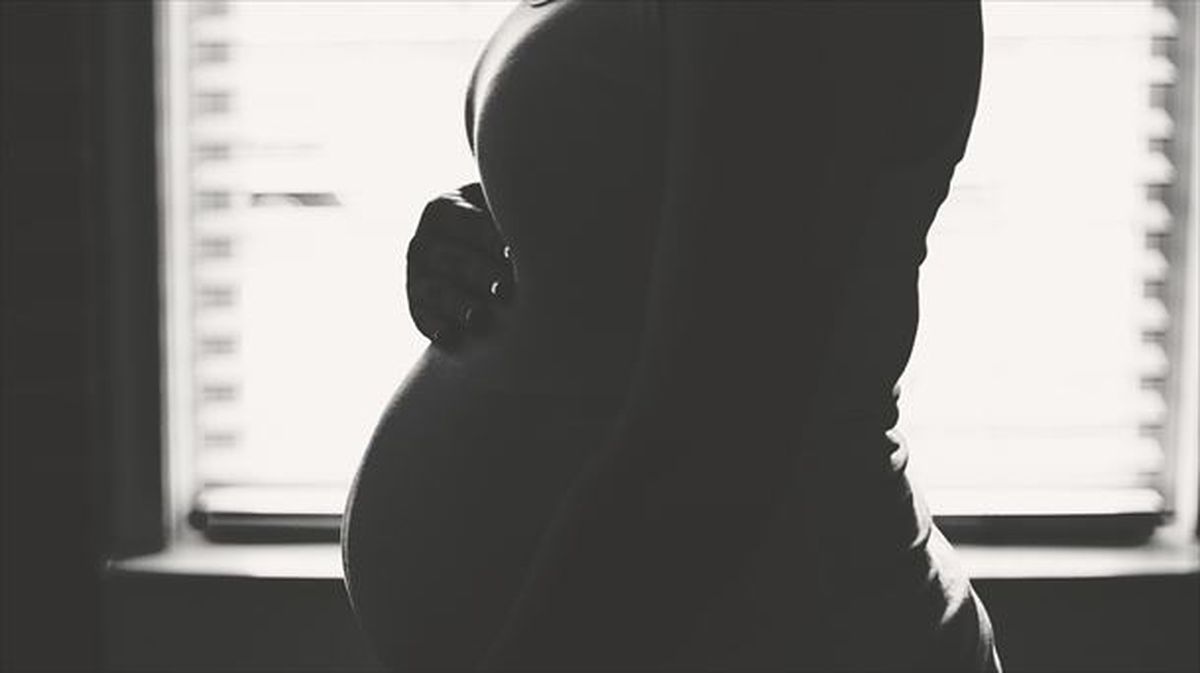 Una mujer embarazada.