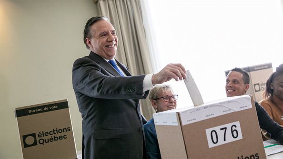 Francois Legault bere botoa ematen.