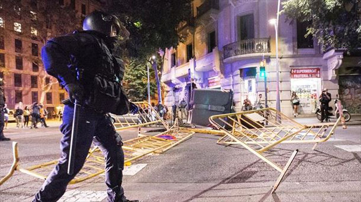 Los mossos cargaron contra manifestantes independentistas. EFE