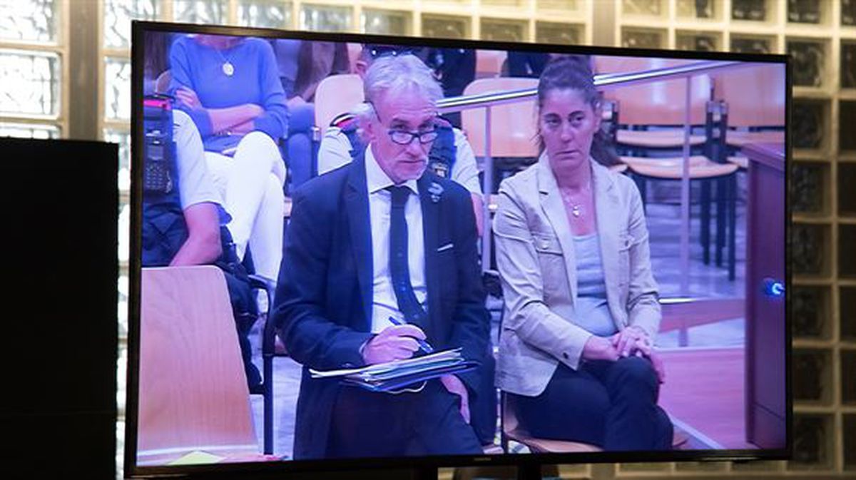 Monitor en la sala de prensa durante el juicio, con los padres en imagen / EFE.