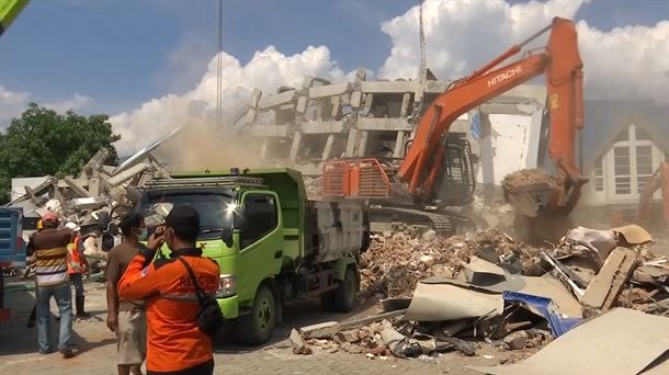 Devastación en Indonesia tras el terremoto