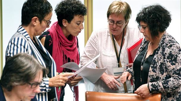 Las madres de cuatro de los condenados en el Parlamento Vasco. Foto: EFE