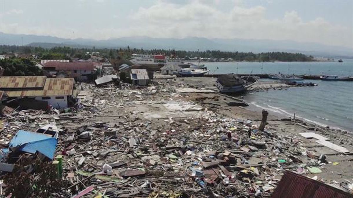 Lurrikarak eta ondorengo tsunamiak hondamendia utzi zuten Indonesian. EFE