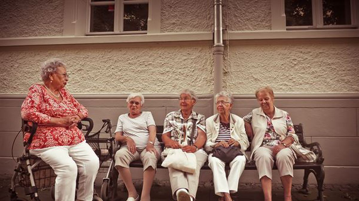 Varias jubiladas descansan en un banco. Foto: pexels.com