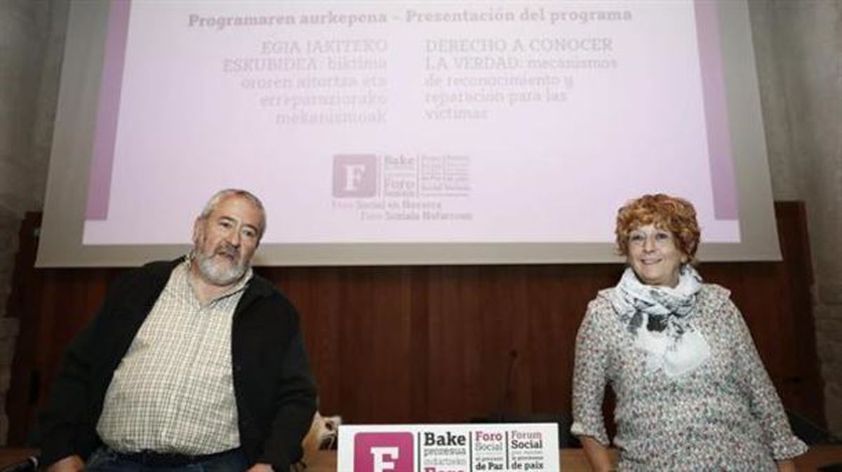 Espe Iriarte y Fernando Armendáriz, representantes del Foro Social Permanente. Foto: EFE