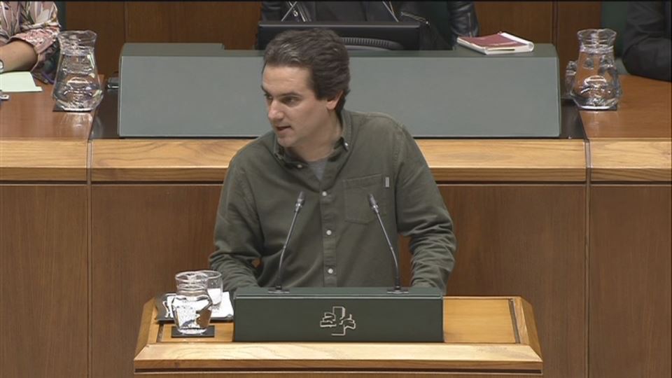 Momento en el que Sabin Zubiri ha tomado la palabra en el Parlamento Vasco. Foto: EiTB